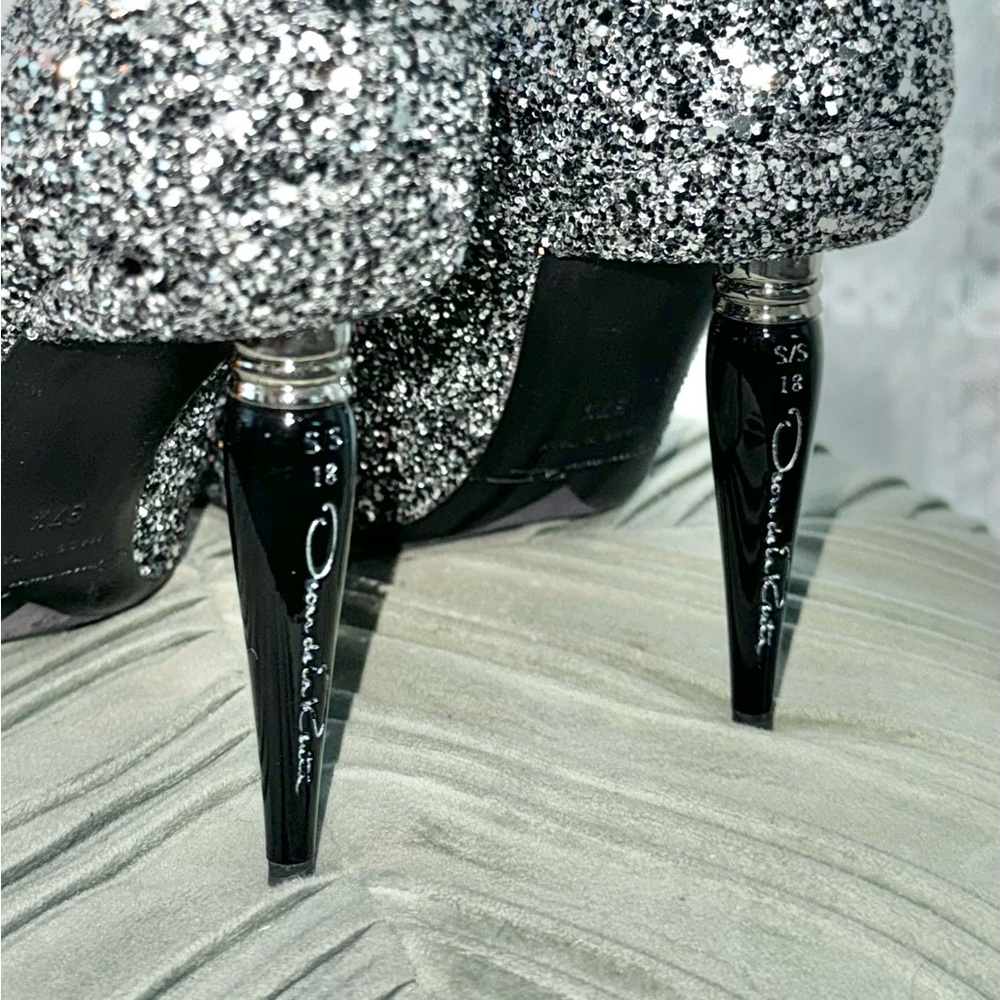 Signature Oscar de la Renta heels